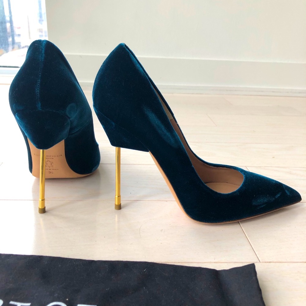 Kurt Geiger teal velvet silhouette. Never worn!